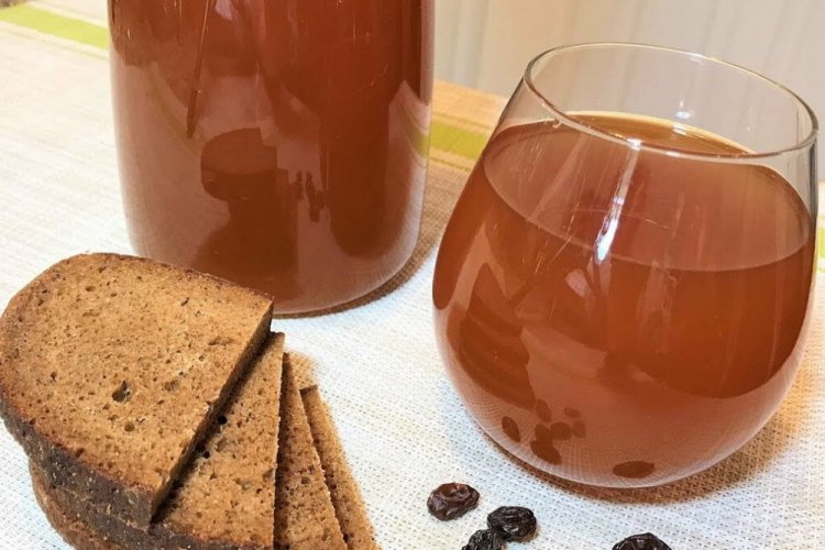 Квас из ржаного хлеба с сахаром и изюмом