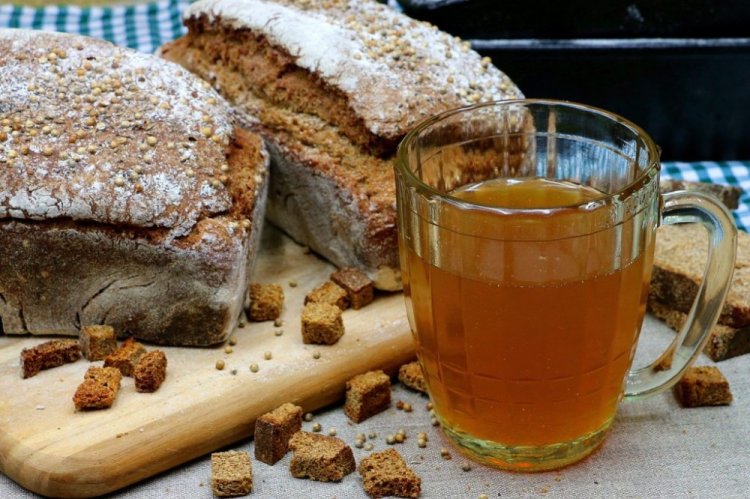 Квас из ржаного хлеба со свежими дрожжами