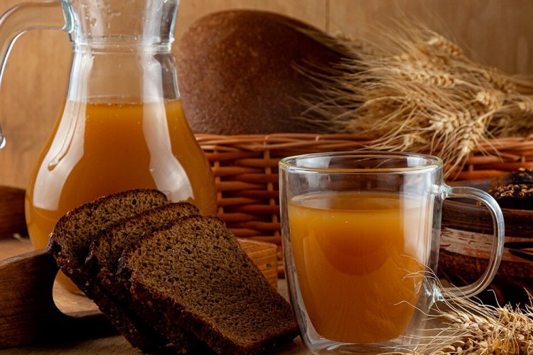 Домашний квас из ржаного хлеба с медом