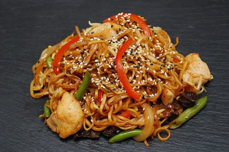 Лапша с курицей и овощами в устричном соусе