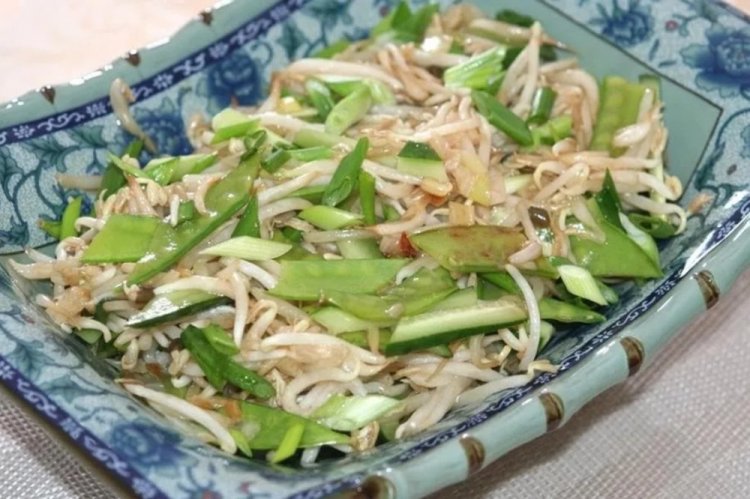 Зеленый салат из пророщенной сои с устричным соусом