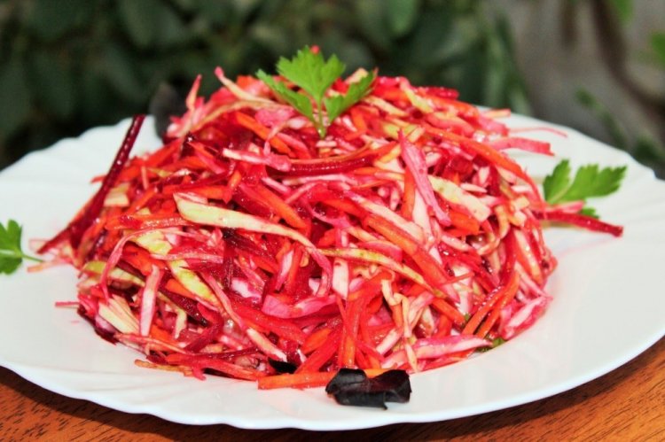 Низкокалорийный салат с капустой и свеклой