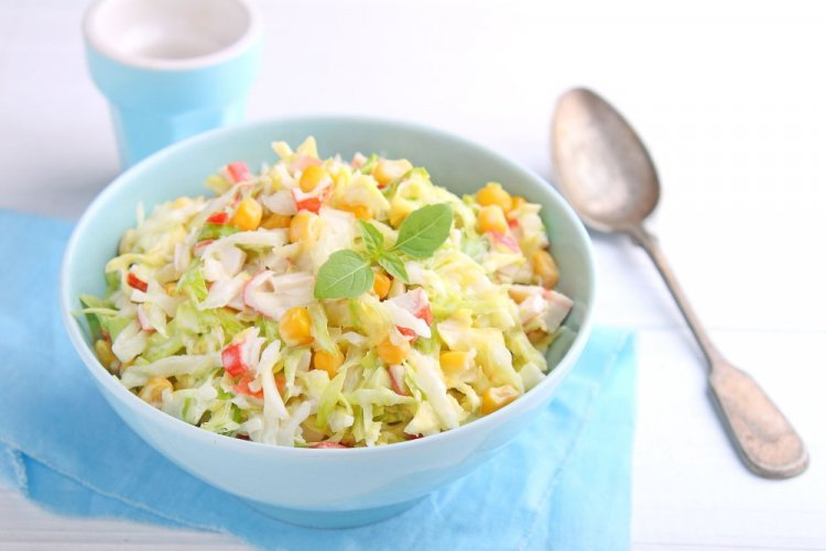 Салат с капустой и крабовыми палочками