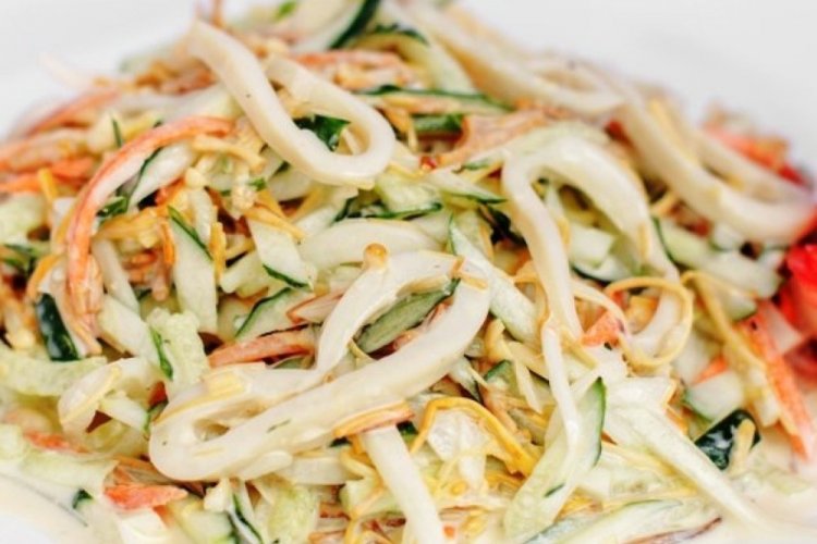 Низкокалорийный салат с кальмарами и овощами