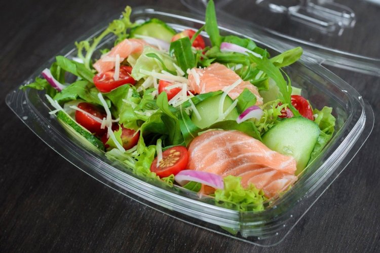 Низкокалорийный салат с лососем и овощами