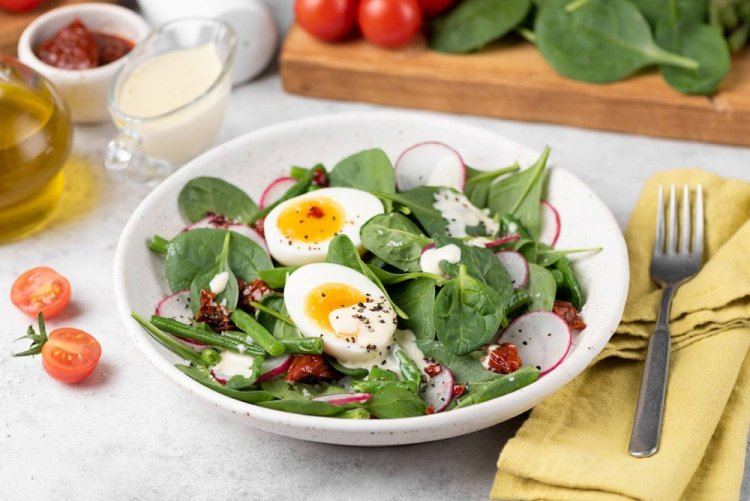 Салат со шпинатом и редиской