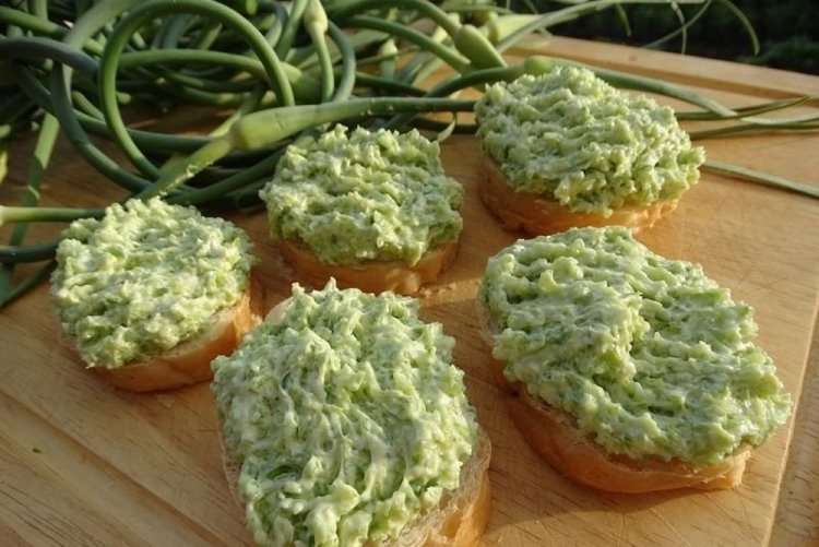 Намазка из чесночных стрелок на бутерброды