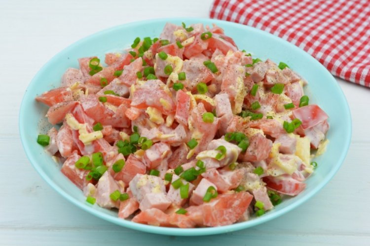Салат с помидорами черри и ветчиной