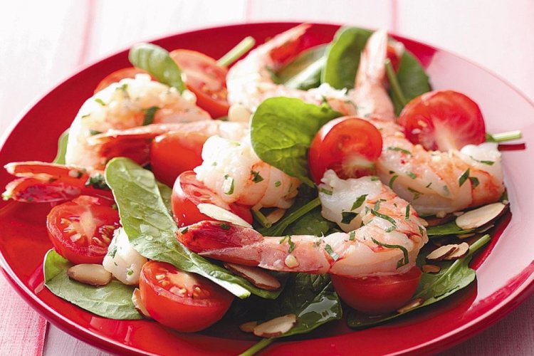 Салат с креветками и помидорами черри