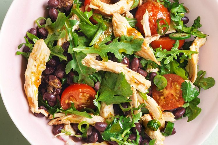 Салат с курицей, фасолью и помидорами черри