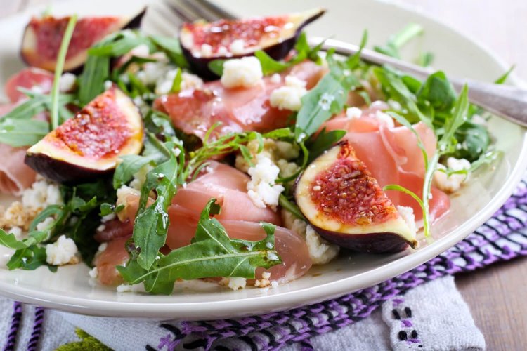 Салат с хамоном и инжиром