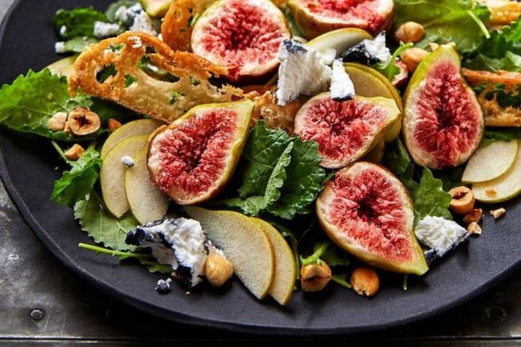 Салат с инжиром, грушей и козьим сыром