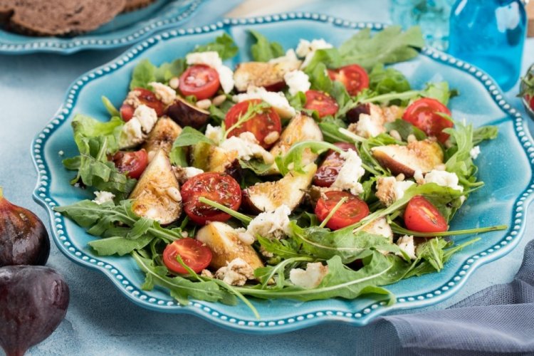 Салат с инжиром и помидорами