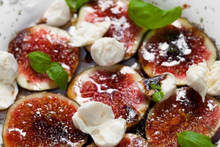 Салат с инжиром и базиликом