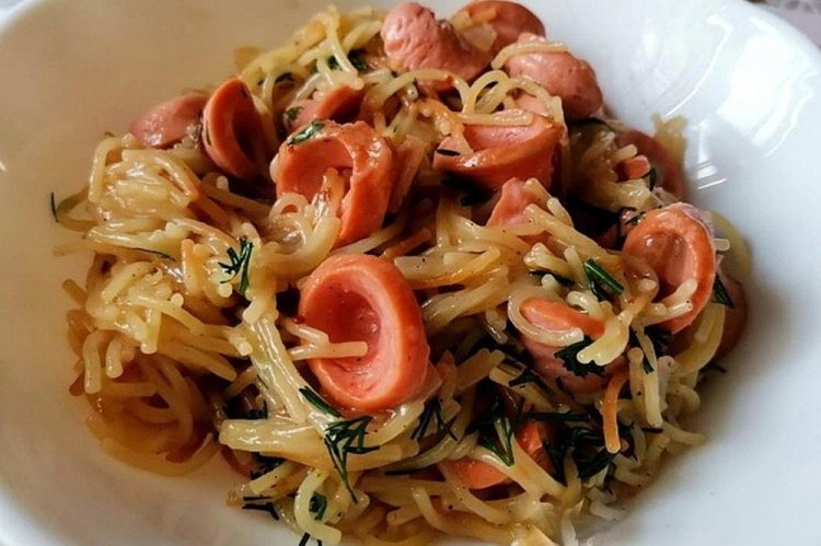 Жареная вермишель с сосисками на сковороде