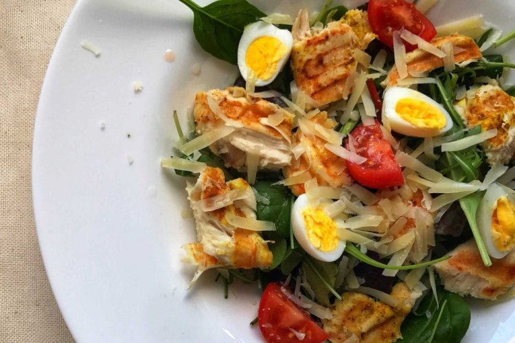 Салат с курицей и перепелиными яйцами