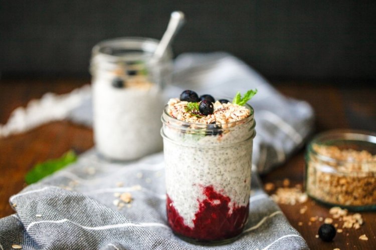 Чиа-пудинг с йогуртом и смородиной