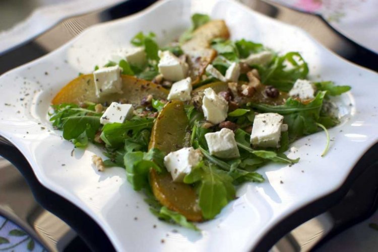 Салат с грушей и козьим сыром