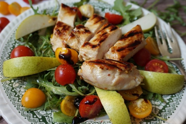 Салат с куриным филе и грушей