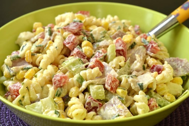 Салат с макаронами и копчеными колбасками