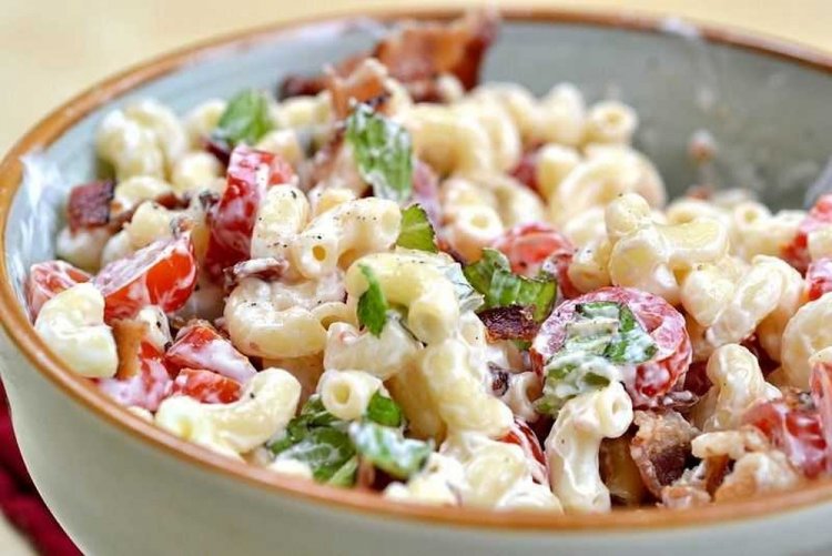 Салат с макаронами и копченой курицей