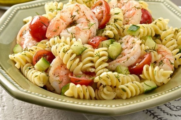 Салат с макаронами и креветками