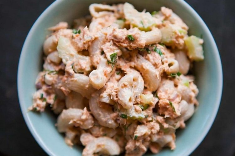 Салат с макаронами и рыбными консервами