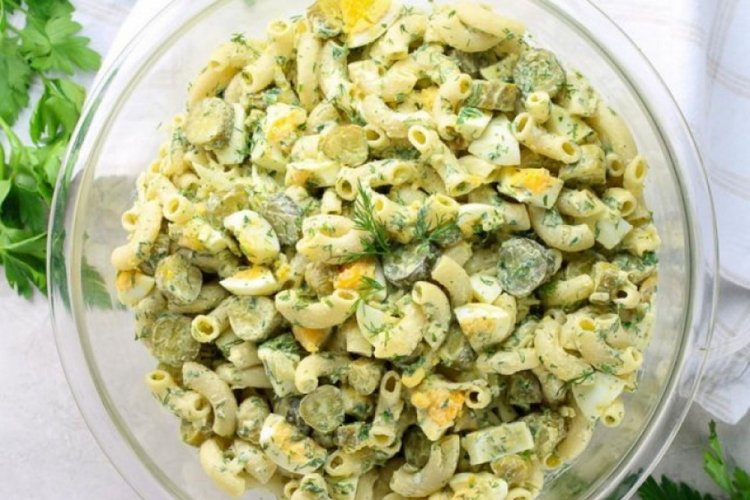 Салат с макаронами, морковью и солеными огурцами