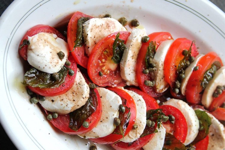 Салат Капрезе с каперсами и вялеными помидорами