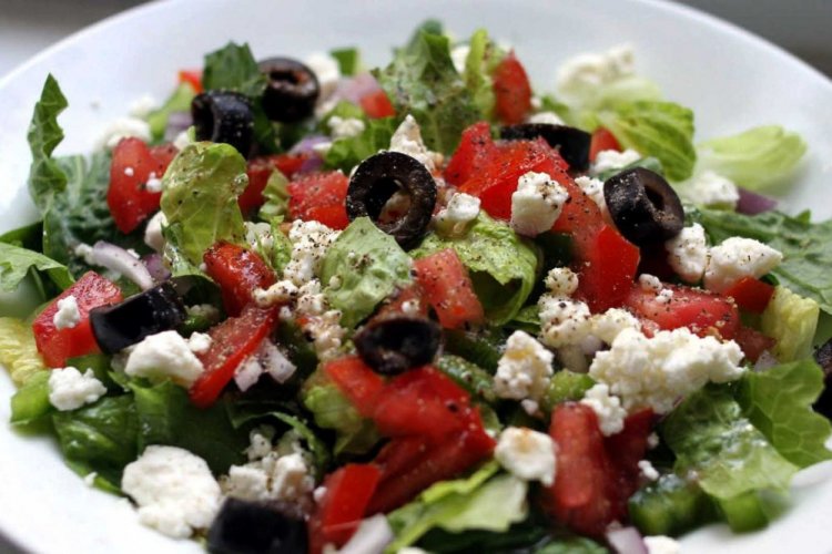 Салат с маслинами и творогом