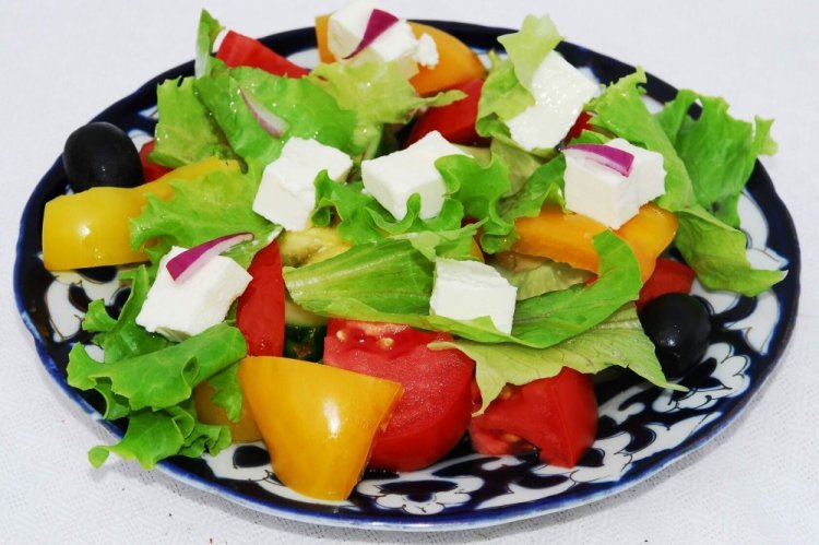 Салат с маслинами и болгарским перцем