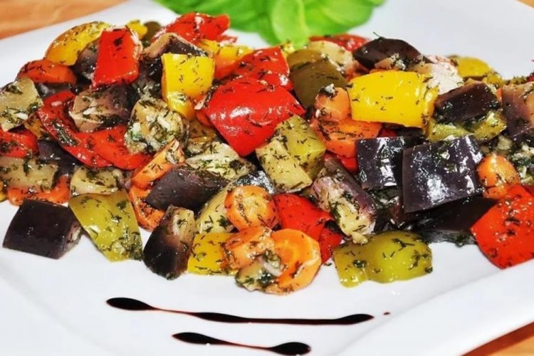 Салат с маслинами и жареными баклажанами