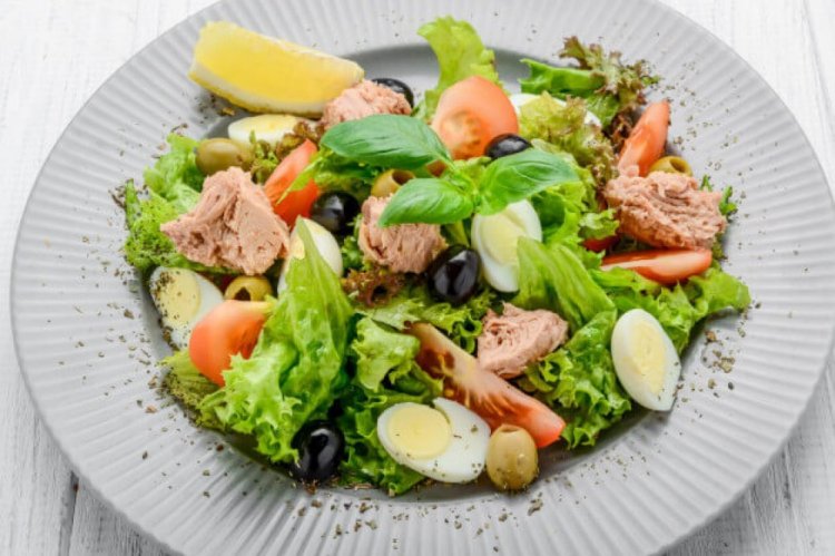 Салат с тунцом и маслинами