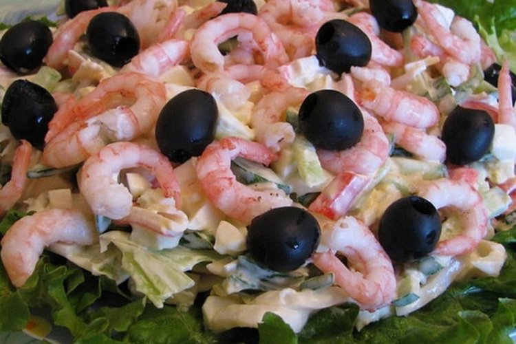 Салат с креветками и маслинами