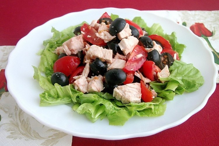 Салат с курицей и маслинами