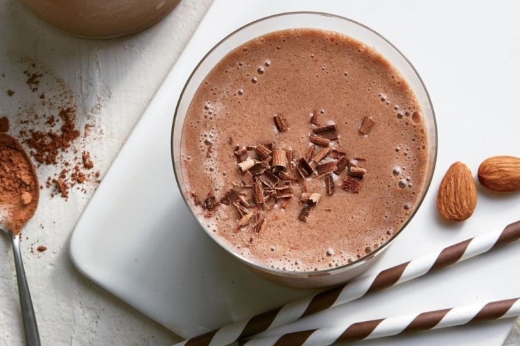 Шоколадный смузи с творогом и кефиром на завтрак