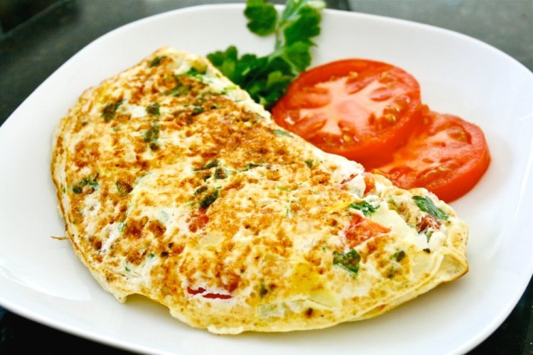 Омлет с творогом и помидорами