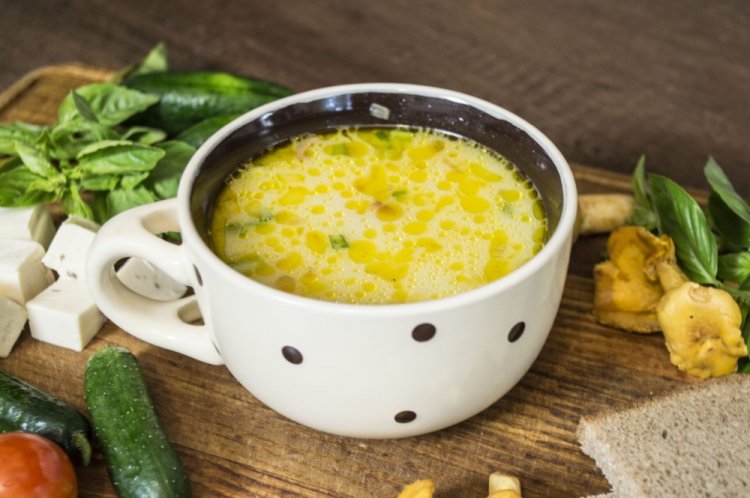 Сырный суп с курицей и лисичками