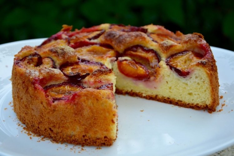 Шарлотка со сливами