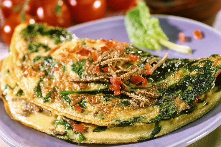 Тортилья с омлетом и шпинатом на завтрак
