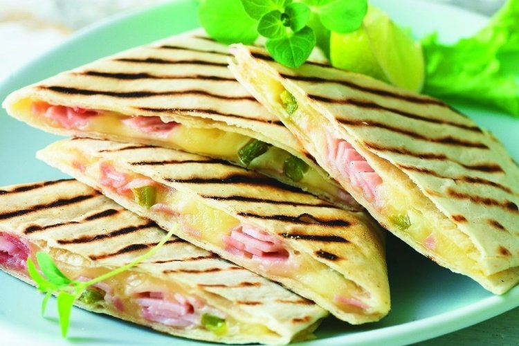 Тортилья с сыром и колбасой