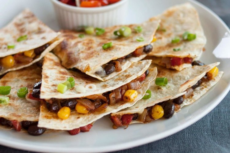 Тортилья с овощами и фасолью