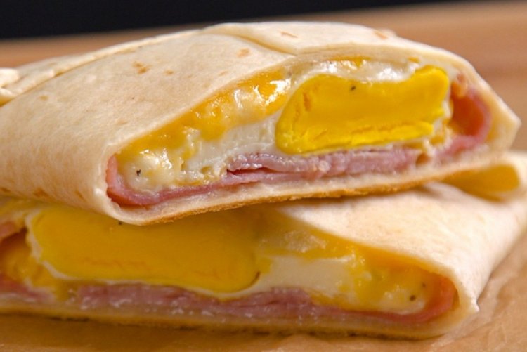 Тортилья с ветчиной и беконом на завтрак