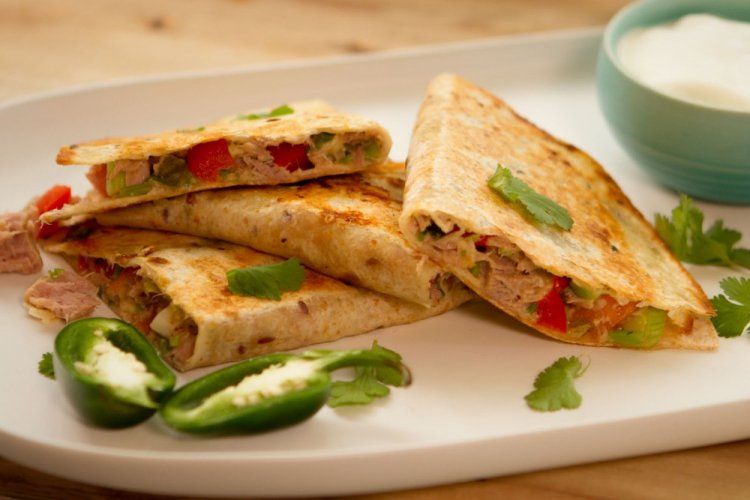 Тортилья с тунцом на завтрак