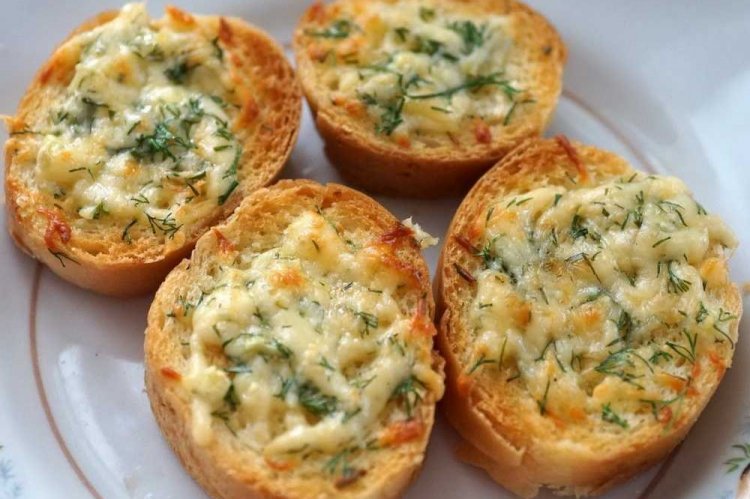 Пикантные гренки в духовке