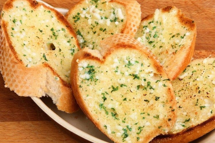 Чесночные гренки с зеленью в духовке