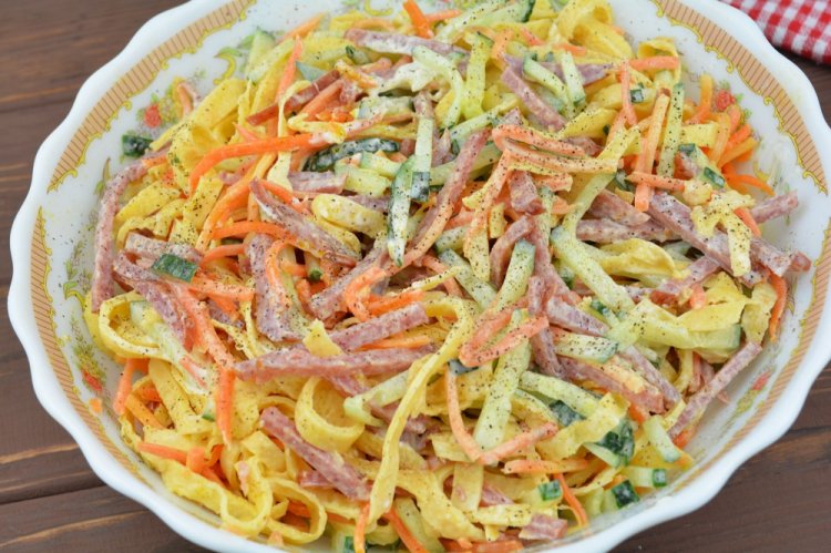 Салат с омлетом и колбасой