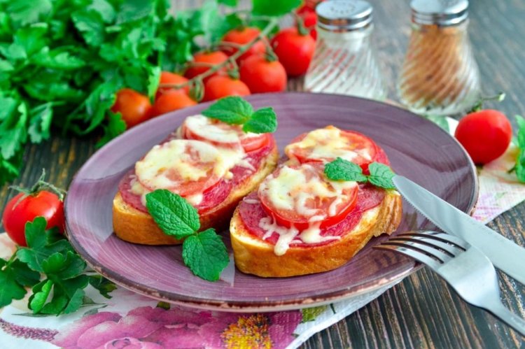 Горячие бутерброды с колбасой и помидорами