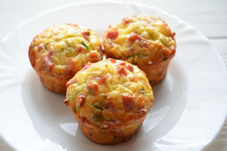 Закусочные кексы с колбасой и сыром