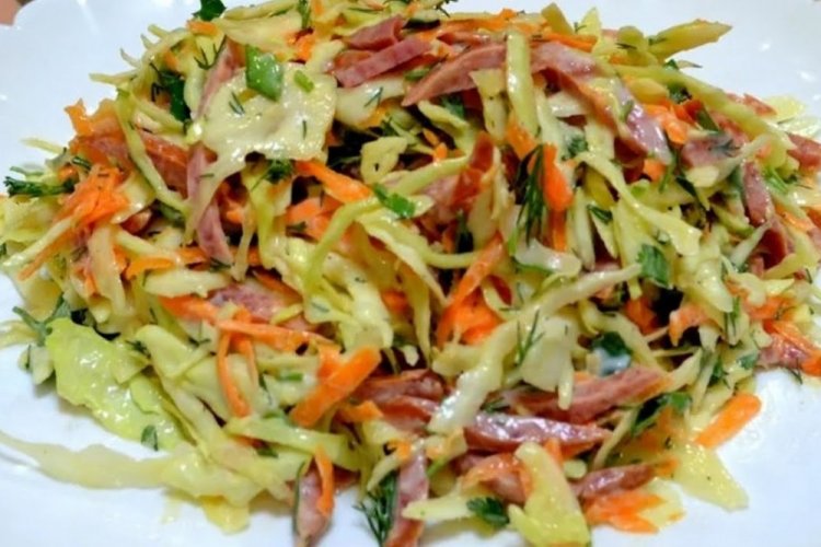Салат с капустой и колбасой